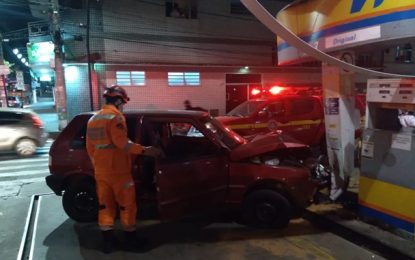 Idosa fica gravemente ferida em acidente no interior de posto de gasolina