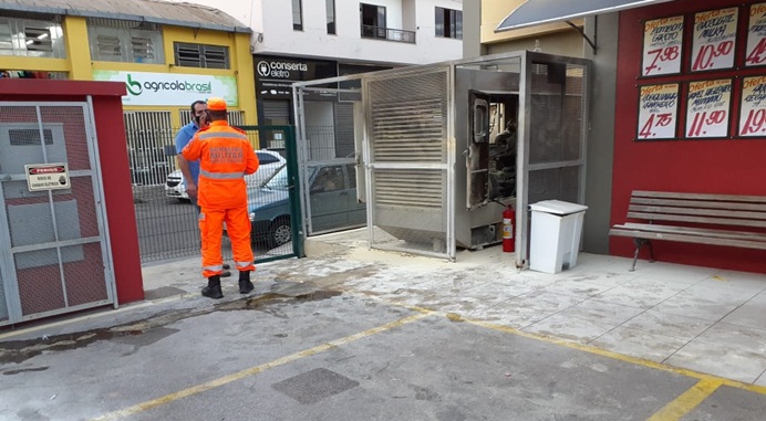 Princípio de incêndio atinge gerador de energia, em supermercado