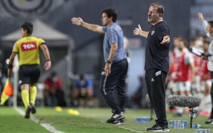 Cuca perde mais dois jogadores para confronto contra Atlético-GO