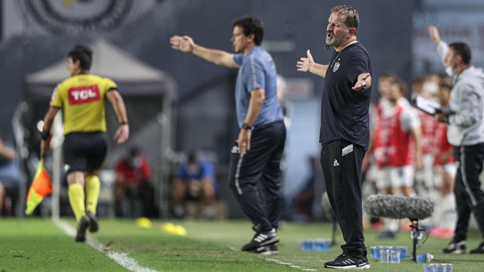 Cuca perde mais dois jogadores para confronto contra Atlético-GO
