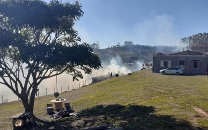 Bombeiros combatem incêndio que ameaçava área rural