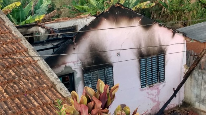 Bombeiros combatem incêndio em residência em Ibertioga