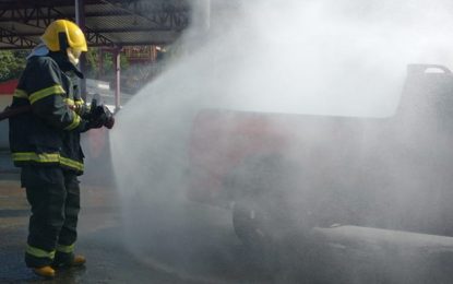 Bombeiros de Conselheiro Lafaiete realizam treinamento de combate a incêndio veicular