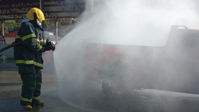 Bombeiros de Conselheiro Lafaiete realizam treinamento de combate a incêndio veicular