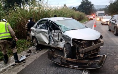 Colisão entre veículos na BR-265 deixa uma vítima ferida nas proximidades do “Quiosque do Tio Romeu”