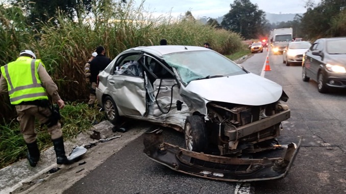 Colisão entre veículos na BR-265 deixa uma vítima ferida nas proximidades do “Quiosque do Tio Romeu”