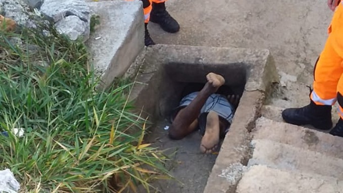 Bombeiros resgatam homem preso em bueiro, no bairro Santo Antônio em Barbacena