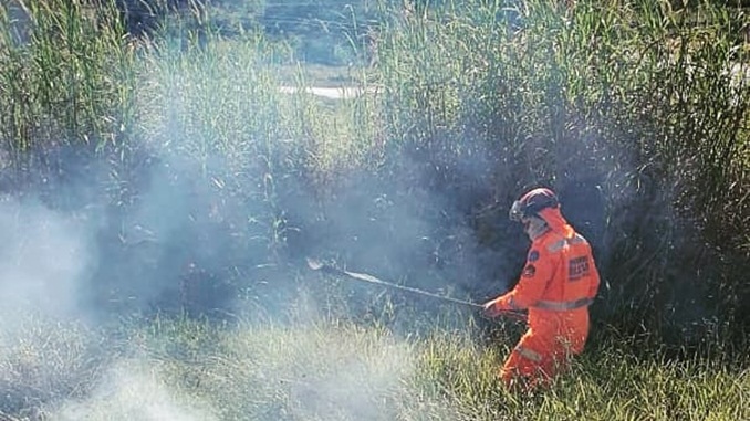 Bombeiros combatem incêndio que ameaçava o Hospital Regional, em Barbacena