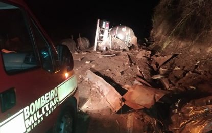 Carreta bitrem capota na MG-448, proximidades de Santa Bárbara do Tugúrio