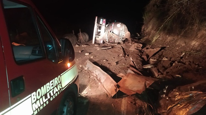 Carreta bitrem capota na MG-448, proximidades de Santa Bárbara do Tugúrio