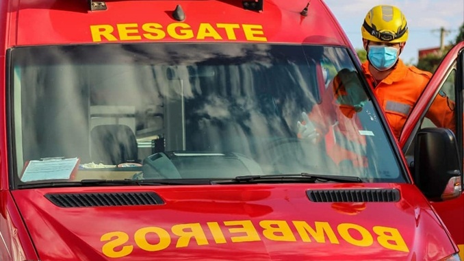 Automóvel incendeia-se na Praça Tiradentes, em Conselheiro Lafaiete