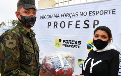 EPCAR entrega kits de alimentação às crianças do Programa Forças no Esporte