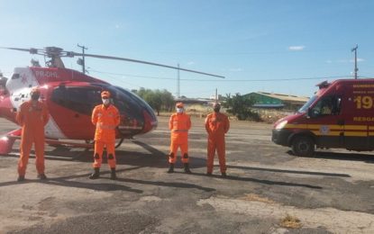 Bebê é encontrado vivo entre os corpos dos pais após veículo cair de ponte em Riachinho