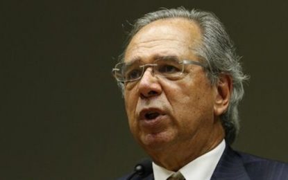 Governo deve anunciar prorrogação do auxílio em breve, diz Guedes