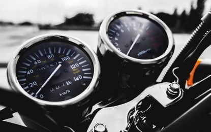 Motociclista desobedece ordem de parada e morre ao colidir com poste, em Passos