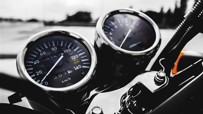 Motociclista desobedece ordem de parada e morre ao colidir com poste, em Passos