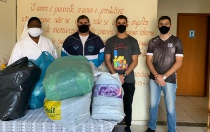 Alunos da EPCAR realizam doação de agasalhos a entidade filantrópica da cidade