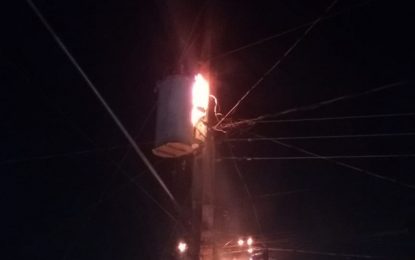 Bombeiros combatem incêndio em transformador