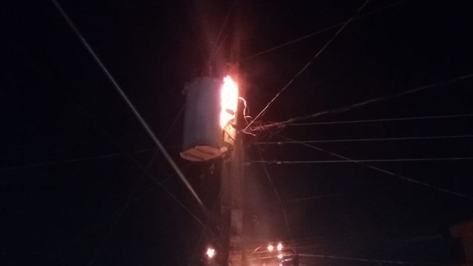 Bombeiros combatem incêndio em transformador