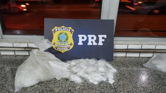 PRF apreende mil papelotes de cocaína na BR-381