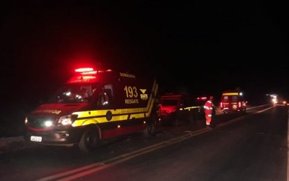 Carreta bitrem atropela cidadão e cai de ponte na BR-365 em Uberlândia