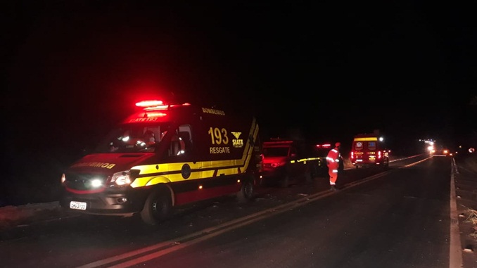 Carreta bitrem atropela cidadão e cai de ponte na BR-365 em Uberlândia