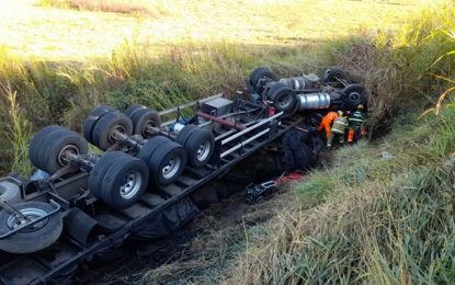 Carreta sai da pista e capota na BR-381, em Naque; motorista não resistiu