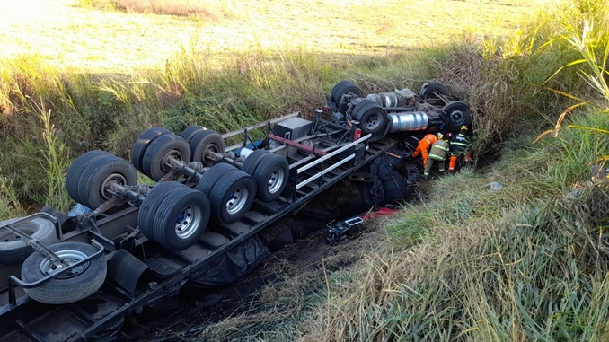 Carreta sai da pista e capota na BR-381, em Naque; motorista não resistiu