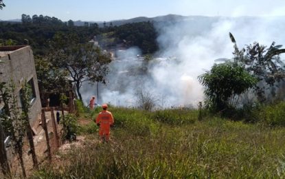 Bombeiros de Congonhas combatem Incêndio no bairro Joaquim Murtinho