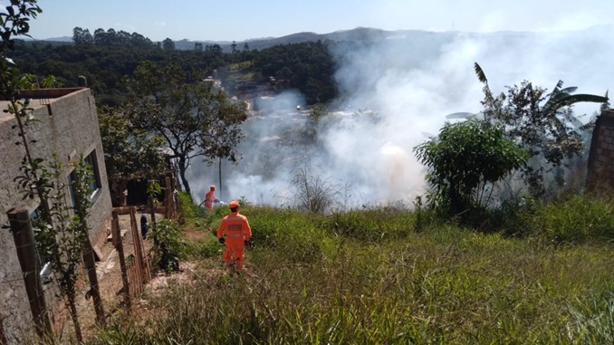 Bombeiros de Congonhas combatem Incêndio no bairro Joaquim Murtinho