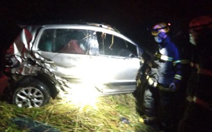 Veículo com três ocupantes capota na BR-040