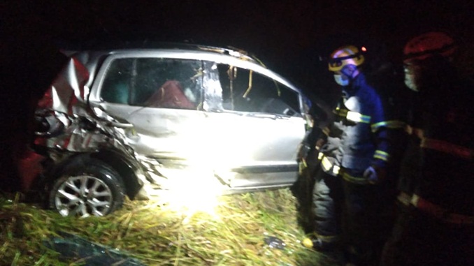 Veículo com três ocupantes capota na BR-040