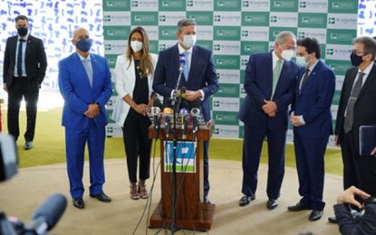 Presidente da Câmara recebe de Paulo Guedes segunda parte do projeto de reforma tributária