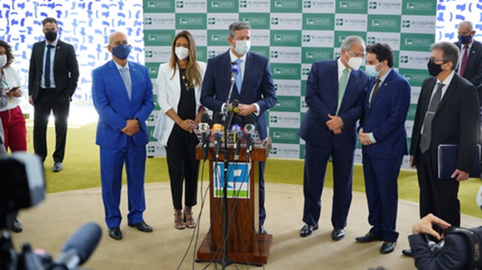 Presidente da Câmara recebe de Paulo Guedes segunda parte do projeto de reforma tributária