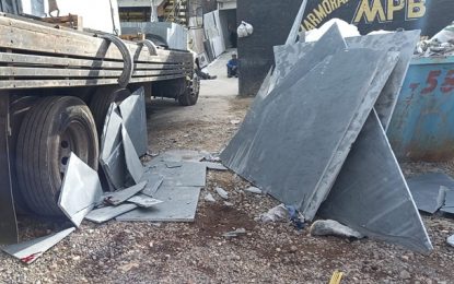 Dois homens ficam feridos em acidente com pedras de ardosia