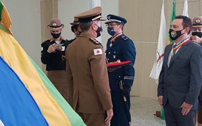 Chefe do 13° Departamento de Polícia Civil recebe Medalha Alferes Tiradentes em Barbacena