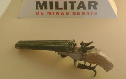 Polícia Militar faz apreensão de arma de fogo, em Barbacena