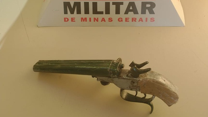 Polícia Militar faz apreensão de arma de fogo, em Barbacena