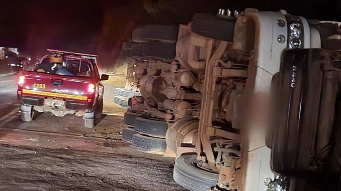 Carreta perde freios e tomba na BR-365, em Montes Claros