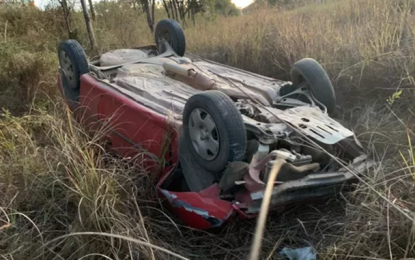 Após carro capotar, mulher morre e dois ficam feridos na BR-365; motorista não tinha habilitação