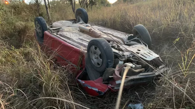 Após carro capotar, mulher morre e dois ficam feridos na BR-365; motorista não tinha habilitação