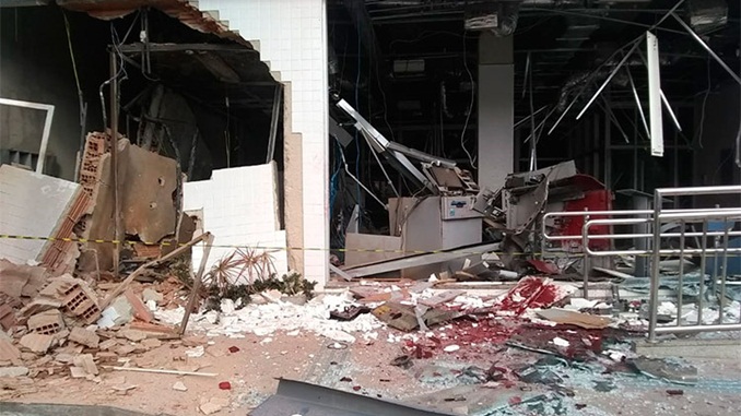 Bandidos fortemente armados explodem agência bancária em Pirapetinga