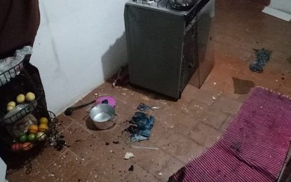 Bombeiros combatem incêndio em residência no Vista Alegre