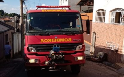 Bombeiros combatem incêndio em residência no bairro Bela Vista, em São João del-Rei