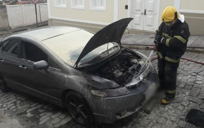 Bombeiros atendem ocorrência de incêndio em veículo no Centro Histórico