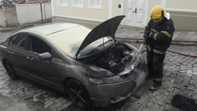 Bombeiros atendem ocorrência de incêndio em veículo no Centro Histórico