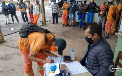 Garis e motoristas dos caminhões de coleta recebem EPIs