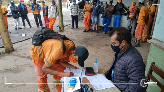 Garis e motoristas dos caminhões de coleta recebem EPIs