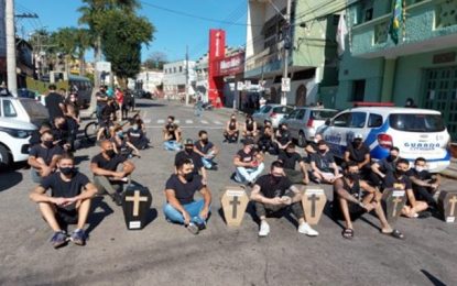 Comerciantes fazem protesto na porta da prefeitura de Lafaiete