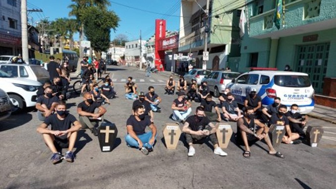 Comerciantes fazem protesto na porta da prefeitura de Lafaiete